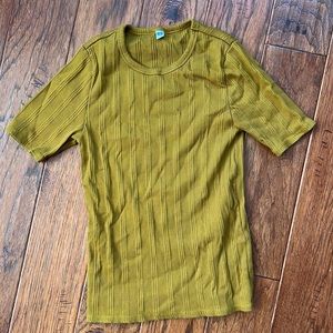 Uniqlo crewneck ribbed mustard top